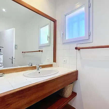 Spacious 3 Bedroom House Near Vakantiehuis Lecci